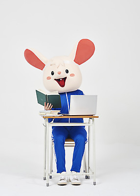 포토 JPG 스튜디오촬영 전신 남자 의자 실내 한명 누끼 앉기 청년 성인 앞모습 책 노트북 운동복 귀여움 한국인 쥐띠 쥐 실업자 책상 흰배경 청년실업 취업준비생 노력 쥐캐릭터 동물탈 인형탈 흰쥐 성인남자한명만 2020년 경자년 국내포토 1 옷 뷰포인트 동물캐릭터 가구 백그라운드 컨셉 모션 사람 동양인 내부 전자제품 구직 흰색 십이지신 설치류 실업 연도 사회이슈 탈 남자한명만 성인남자만 파일형식