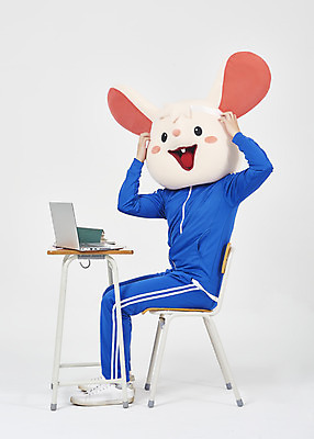 포토 JPG 스튜디오촬영 전신 남자 의자 실내 한명 누끼 앉기 청년 성인 옆모습 책 노트북 운동복 귀여움 한국인 좌절 쥐띠 쥐 실업자 책상 흰배경 청년실업 취업준비생 노력 쥐캐릭터 동물탈 인형탈 흰쥐 성인남자한명만 2020년 경자년 국내포토 1 옷 감정 뷰포인트 동물캐릭터 가구 백그라운드 컨셉 모션 사람 동양인 내부 전자제품 구직 흰색 십이지신 설치류 실업 연도 사회이슈 탈 남자한명만 성인남자만 파일형식