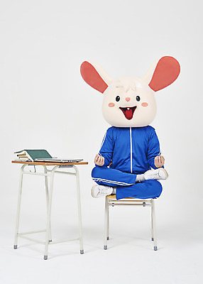 포토 JPG 스튜디오촬영 전신 남자 의자 실내 한명 누끼 앉기 청년 성인 앞모습 책 노트북 운동복 귀여움 한국인 쥐띠 쥐 실업자 책상 명상 흰배경 청년실업 취업준비생 노력 쥐캐릭터 동물탈 인형탈 흰쥐 성인남자한명만 2020년 경자년 국내포토 1 옷 뷰포인트 동물캐릭터 가구 백그라운드 컨셉 모션 사람 동양인 내부 전자제품 구직 흰색 십이지신 설치류 실업 연도 사회이슈 탈 남자한명만 성인남자만 파일형식