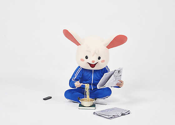 포토 JPG 스튜디오촬영 전신 남자 실내 한명 누끼 앉기 청년 성인 앞모습 운동복 귀여움 한국인 라면 신문 신문읽기 쥐띠 리모컨 쥐 실업자 흰배경 청년실업 취업준비생 쥐캐릭터 티비시청 동물탈 인형탈 흰쥐 성인남자한명만 2020년 경자년 국내포토 1 옷 음식 뷰포인트 동물캐릭터 백그라운드 컨셉 모션 사람 동양인 내부 간행물 구직 흰색 십이지신 면류 뉴스 설치류 실업 연도 사회이슈 읽기 탈 시청_보고들음 남자한명만 성인남자만 파일형식