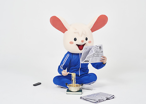 포토 JPG 스튜디오촬영 전신 남자 실내 한명 누끼 앉기 청년 성인 앞모습 운동복 귀여움 한국인 라면 신문 신문읽기 쥐띠 리모컨 쥐 실업자 흰배경 청년실업 취업준비생 쥐캐릭터 티비시청 동물탈 인형탈 흰쥐 성인남자한명만 2020년 경자년 국내포토 1 옷 음식 뷰포인트 동물캐릭터 백그라운드 컨셉 모션 사람 동양인 내부 간행물 구직 흰색 십이지신 면류 뉴스 설치류 실업 연도 사회이슈 읽기 탈 시청_보고들음 남자한명만 성인남자만 파일형식