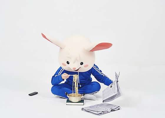 포토 JPG 스튜디오촬영 전신 남자 실내 한명 누끼 앉기 청년 성인 앞모습 운동복 귀여움 한국인 라면 신문 쥐띠 리모컨 쥐 실업자 흰배경 청년실업 취업준비생 쥐캐릭터 티비시청 동물탈 인형탈 흰쥐 성인남자한명만 2020년 경자년 국내포토 1 옷 음식 뷰포인트 동물캐릭터 백그라운드 컨셉 모션 사람 동양인 내부 간행물 구직 흰색 십이지신 면류 뉴스 설치류 실업 연도 사회이슈 탈 시청_보고들음 남자한명만 성인남자만 파일형식