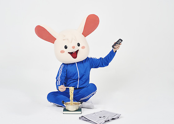 포토 JPG 스튜디오촬영 전신 남자 실내 한명 누끼 앉기 청년 성인 앞모습 운동복 귀여움 한국인 라면 신문 쥐띠 리모컨 쥐 실업자 흰배경 청년실업 취업준비생 쥐캐릭터 티비시청 동물탈 인형탈 흰쥐 성인남자한명만 2020년 경자년 국내포토 1 옷 음식 뷰포인트 동물캐릭터 백그라운드 컨셉 모션 사람 동양인 내부 간행물 구직 흰색 십이지신 면류 뉴스 설치류 실업 연도 사회이슈 탈 시청_보고들음 남자한명만 성인남자만 파일형식