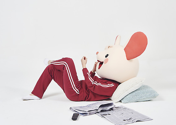 포토 JPG 스튜디오촬영 전신 여자 베개 실내 한명 누끼 20대 청년 성인 옆모습 운동복 눕기 귀여움 한국인 신문 쥐띠 쥐 실업자 흰배경 청년실업 취업준비생 쥐캐릭터 통화 동물탈 인형탈 흰쥐 성인여자한명만 2020년 경자년 국내포토 1 옷 뷰포인트 동물캐릭터 백그라운드 컨셉 침구 모션 사람 동양인 내부 간행물 구직 흰색 십이지신 뉴스 설치류 실업 연도 사회이슈 탈 여자한명만 성인여자만 파일형식