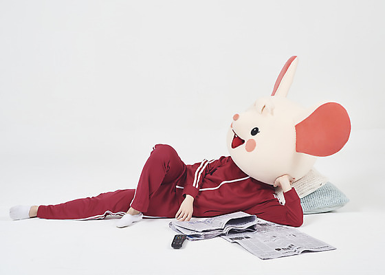 포토 JPG 스튜디오촬영 전신 여자 베개 휴식 실내 한명 누끼 20대 청년 성인 옆모습 운동복 눕기 귀여움 한국인 신문 쥐띠 쥐 실업자 흰배경 청년실업 취업준비생 쥐캐릭터 동물탈 인형탈 흰쥐 성인여자한명만 2020년 경자년 국내포토 1 옷 뷰포인트 동물캐릭터 백그라운드 컨셉 침구 모션 사람 동양인 내부 간행물 구직 흰색 십이지신 뉴스 설치류 실업 연도 사회이슈 탈 여자한명만 성인여자만 파일형식