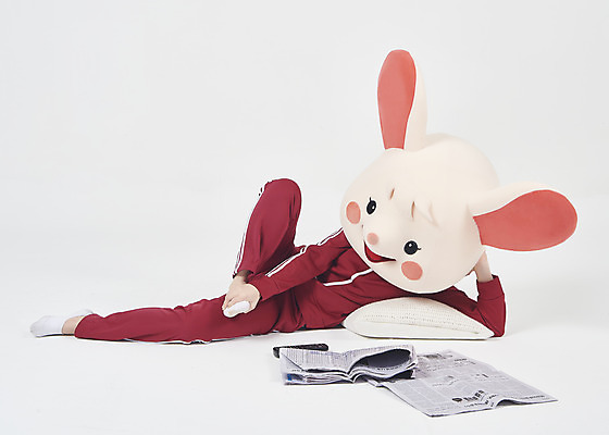 포토 JPG 스튜디오촬영 전신 여자 장난 베개 실내 한명 누끼 20대 청년 성인 앞모습 운동복 눕기 귀여움 한국인 신문 쥐띠 쥐 실업자 흰배경 청년실업 취업준비생 쥐캐릭터 동물탈 인형탈 흰쥐 성인여자한명만 2020년 경자년 국내포토 1 옷 뷰포인트 동물캐릭터 백그라운드 컨셉 침구 모션 사람 동양인 내부 간행물 구직 흰색 십이지신 뉴스 설치류 실업 연도 사회이슈 탈 여자한명만 성인여자만 파일형식