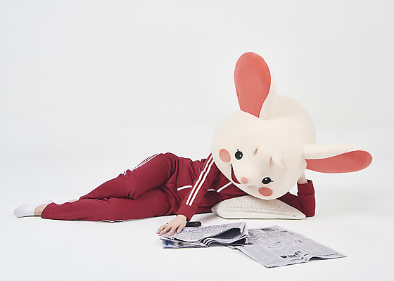 포토 JPG 스튜디오촬영 전신 여자 베개 실내 한명 누끼 20대 청년 성인 앞모습 운동복 눕기 귀여움 한국인 신문 쥐띠 쥐 실업자 흰배경 청년실업 취업준비생 쥐캐릭터 동물탈 인형탈 흰쥐 성인여자한명만 2020년 경자년 국내포토 1 옷 뷰포인트 동물캐릭터 백그라운드 컨셉 침구 모션 사람 동양인 내부 간행물 구직 흰색 십이지신 뉴스 설치류 실업 연도 사회이슈 탈 여자한명만 성인여자만 파일형식