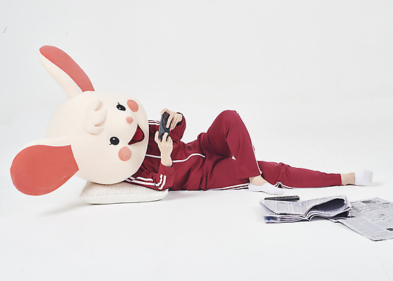 포토 JPG 스튜디오촬영 전신 여자 베개 실내 한명 들기 누끼 20대 청년 성인 옆모습 스마트폰 운동복 눕기 귀여움 한국인 게임 신문 쥐띠 쥐 실업자 흰배경 청년실업 취업준비생 쥐캐릭터 동물탈 인형탈 흰쥐 성인여자한명만 2020년 경자년 국내포토 1 옷 뷰포인트 동물캐릭터 백그라운드 컨셉 침구 모션 놀이 사람 동양인 내부 간행물 핸드폰 스마트기기 구직 흰색 십이지신 뉴스 설치류 실업 연도 사회이슈 탈 여자한명만 성인여자만 파일형식