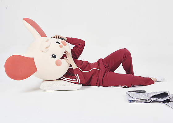 포토 JPG 스튜디오촬영 전신 여자 베개 실내 한명 누끼 20대 청년 성인 옆모습 스마트폰 운동복 눕기 귀여움 한국인 신문 쥐띠 쥐 실업자 흰배경 청년실업 취업준비생 쥐캐릭터 통화 동물탈 인형탈 흰쥐 성인여자한명만 2020년 경자년 국내포토 1 옷 뷰포인트 동물캐릭터 백그라운드 컨셉 침구 모션 사람 동양인 내부 간행물 핸드폰 스마트기기 구직 흰색 십이지신 뉴스 설치류 실업 연도 사회이슈 탈 여자한명만 성인여자만 파일형식