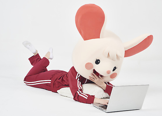 포토 JPG 스튜디오촬영 전신 여자 엎드리기 실내 한명 누끼 20대 청년 성인 앞모습 노트북 운동복 귀여움 놀람 한국인 쥐띠 쥐 실업자 흰배경 청년실업 취업준비생 쥐캐릭터 동물탈 인형탈 흰쥐 성인여자한명만 2020년 경자년 국내포토 1 옷 감정 뷰포인트 동물캐릭터 백그라운드 컨셉 모션 표정 사람 동양인 내부 전자제품 구직 흰색 십이지신 설치류 실업 연도 사회이슈 탈 여자한명만 성인여자만 파일형식