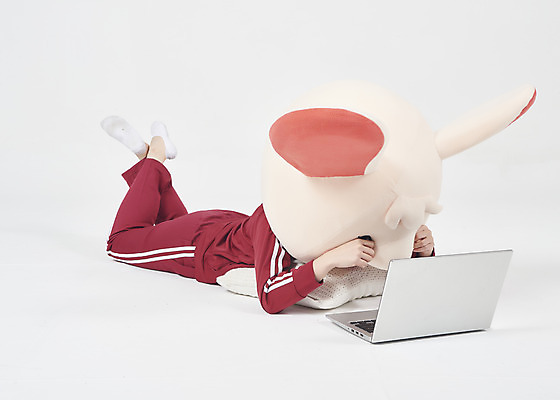 포토 JPG 스튜디오촬영 전신 여자 엎드리기 실내 한명 누끼 20대 청년 성인 앞모습 노트북 운동복 귀여움 한국인 쥐띠 울음 쥐 실업자 흰배경 청년실업 취업준비생 쥐캐릭터 동물탈 인형탈 흰쥐 성인여자한명만 2020년 경자년 국내포토 1 옷 뷰포인트 동물캐릭터 백그라운드 컨셉 모션 표정 사람 동양인 내부 전자제품 구직 흰색 십이지신 설치류 실업 연도 사회이슈 탈 여자한명만 성인여자만 파일형식