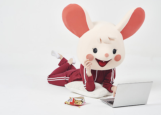 포토 JPG 스튜디오촬영 전신 여자 엎드리기 실내 한명 누끼 20대 청년 성인 앞모습 노트북 운동복 과자 귀여움 한국인 쥐띠 쥐 실업자 흰배경 청년실업 취업준비생 쥐캐릭터 동물탈 인형탈 흰쥐 성인여자한명만 2020년 경자년 국내포토 1 옷 뷰포인트 동물캐릭터 백그라운드 컨셉 모션 디저트 사람 동양인 내부 전자제품 구직 흰색 십이지신 설치류 실업 연도 사회이슈 탈 여자한명만 성인여자만 파일형식