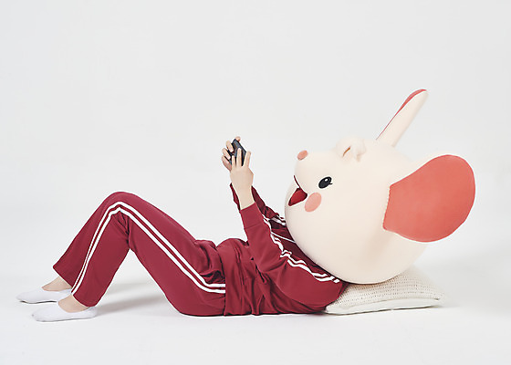 포토 JPG 스튜디오촬영 전신 여자 실내 한명 들기 누끼 20대 청년 성인 옆모습 스마트폰 운동복 눕기 귀여움 한국인 게임 쥐띠 쥐 실업자 흰배경 청년실업 취업준비생 쥐캐릭터 동물탈 인형탈 흰쥐 성인여자한명만 2020년 경자년 국내포토 1 옷 뷰포인트 동물캐릭터 백그라운드 컨셉 모션 놀이 사람 동양인 내부 핸드폰 스마트기기 구직 흰색 십이지신 설치류 실업 연도 사회이슈 탈 여자한명만 성인여자만 파일형식