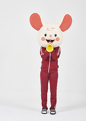 포토 JPG 스튜디오촬영 전신 여자 실내 한명 서기 들기 누끼 20대 청년 성인 앞모습 운동복 귀여움 확성기 외침 한국인 쥐띠 쥐 실업자 흰배경 청년실업 취업준비생 쥐캐릭터 동물탈 인형탈 흰쥐 성인여자한명만 2020년 경자년 국내포토 1 옷 뷰포인트 동물캐릭터 백그라운드 컨셉 모션 사람 동양인 내부 소리 구직 흰색 십이지신 설치류 실업 연도 사회이슈 탈 여자한명만 성인여자만 파일형식