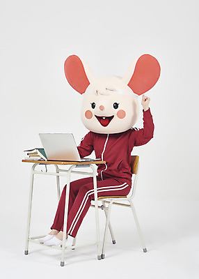 포토 JPG 스튜디오촬영 전신 여자 실내 한명 누끼 앉기 20대 청년 성인 옆모습 책 노트북 운동복 귀여움 파이팅 주먹 한국인 쥐띠 쥐 실업자 흰배경 청년실업 취업준비생 쥐캐릭터 동물탈 인형탈 흰쥐 성인여자한명만 2020년 경자년 국내포토 1 옷 뷰포인트 동물캐릭터 백그라운드 컨셉 모션 사람 동양인 내부 전자제품 구직 흰색 십이지신 설치류 실업 연도 사회이슈 탈 여자한명만 성인여자만 파일형식