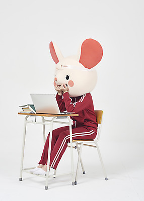 포토 JPG 스튜디오촬영 전신 여자 실내 한명 누끼 앉기 20대 청년 성인 옆모습 책 노트북 운동복 귀여움 놀람 한국인 쥐띠 쥐 실업자 흰배경 청년실업 취업준비생 쥐캐릭터 동물탈 인형탈 흰쥐 성인여자한명만 2020년 경자년 국내포토 1 옷 감정 뷰포인트 동물캐릭터 백그라운드 컨셉 모션 표정 사람 동양인 내부 전자제품 구직 흰색 십이지신 설치류 실업 연도 사회이슈 탈 여자한명만 성인여자만 파일형식