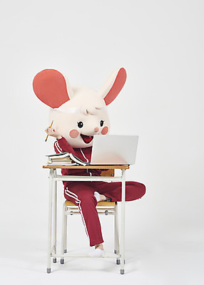 포토 JPG 스튜디오촬영 전신 여자 실내 한명 들기 누끼 앉기 20대 청년 성인 앞모습 책 노트북 운동복 연필 귀여움 한국인 쥐띠 쥐 실업자 흰배경 청년실업 취업준비생 쥐캐릭터 동물탈 인형탈 흰쥐 성인여자한명만 2020년 경자년 국내포토 1 옷 뷰포인트 동물캐릭터 백그라운드 컨셉 모션 학용품 사람 동양인 내부 전자제품 필기구 구직 흰색 십이지신 설치류 실업 연도 사회이슈 탈 여자한명만 성인여자만 파일형식