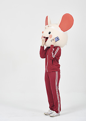 포토 JPG 스튜디오촬영 전신 여자 실내 한명 서기 들기 누끼 20대 청년 성인 옆모습 스마트폰 운동복 귀여움 한국인 쥐띠 쥐 실업자 흰배경 청년실업 취업준비생 쥐캐릭터 통화 동물탈 인형탈 흰쥐 성인여자한명만 2020년 경자년 국내포토 1 옷 뷰포인트 동물캐릭터 백그라운드 컨셉 모션 사람 동양인 내부 핸드폰 스마트기기 구직 흰색 십이지신 설치류 실업 연도 사회이슈 탈 여자한명만 성인여자만 파일형식