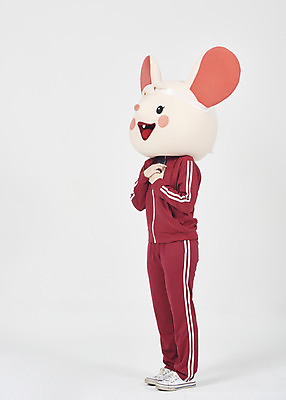 포토 JPG 스튜디오촬영 전신 여자 실내 한명 서기 들기 누끼 20대 청년 성인 옆모습 스마트폰 운동복 귀여움 한국인 쥐띠 쥐 실업자 흰배경 청년실업 취업준비생 쥐캐릭터 동물탈 인형탈 흰쥐 성인여자한명만 2020년 경자년 국내포토 1 옷 뷰포인트 동물캐릭터 백그라운드 컨셉 모션 사람 동양인 내부 핸드폰 스마트기기 구직 흰색 십이지신 설치류 실업 연도 사회이슈 탈 여자한명만 성인여자만 파일형식