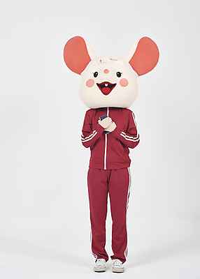 포토 JPG 스튜디오촬영 전신 여자 실내 한명 서기 들기 누끼 20대 청년 성인 앞모습 스마트폰 운동복 귀여움 한국인 쥐띠 쥐 실업자 흰배경 청년실업 취업준비생 쥐캐릭터 동물탈 인형탈 흰쥐 성인여자한명만 2020년 경자년 국내포토 1 옷 뷰포인트 동물캐릭터 백그라운드 컨셉 모션 사람 동양인 내부 핸드폰 스마트기기 구직 흰색 십이지신 설치류 실업 연도 사회이슈 탈 여자한명만 성인여자만 파일형식