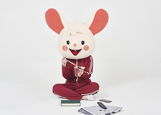 포토 JPG 스튜디오촬영 전신 여자 실내 한명 들기 누끼 앉기 20대 청년 성인 앞모습 책 스마트폰 운동복 귀여움 한국인 라면 신문 쥐띠 리모컨 쥐 실업자 흰배경 청년실업 취업준비생 쥐캐릭터 동물탈 인형탈 컵라면 흰쥐 성인여자한명만 2020년 경자년 국내포토 1 옷 음식 뷰포인트 동물캐릭터 백그라운드 컨셉 모션 사람 동양인 내부 간행물 핸드폰 스마트기기 구직 흰색 십이지신 면류 뉴스 설치류 실업 연도 사회이슈 탈 여자한명만 성인여자만 파일형식