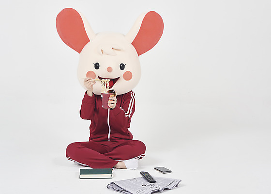 포토 JPG 스튜디오촬영 전신 여자 실내 한명 들기 누끼 앉기 20대 청년 성인 앞모습 책 스마트폰 운동복 귀여움 한국인 라면 신문 쥐띠 리모컨 쥐 실업자 흰배경 청년실업 취업준비생 쥐캐릭터 동물탈 인형탈 컵라면 흰쥐 성인여자한명만 2020년 경자년 국내포토 1 옷 음식 뷰포인트 동물캐릭터 백그라운드 컨셉 모션 사람 동양인 내부 간행물 핸드폰 스마트기기 구직 흰색 십이지신 면류 뉴스 설치류 실업 연도 사회이슈 탈 여자한명만 성인여자만 파일형식