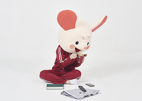 포토 JPG 스튜디오촬영 전신 여자 실내 한명 들기 누끼 앉기 20대 청년 성인 앞모습 책 스마트폰 운동복 귀여움 한국인 라면 신문 쥐띠 리모컨 쥐 실업자 흰배경 청년실업 취업준비생 쥐캐릭터 동물탈 인형탈 컵라면 흰쥐 성인여자한명만 2020년 경자년 국내포토 1 옷 음식 뷰포인트 동물캐릭터 백그라운드 컨셉 모션 사람 동양인 내부 간행물 핸드폰 스마트기기 구직 흰색 십이지신 면류 뉴스 설치류 실업 연도 사회이슈 탈 여자한명만 성인여자만 파일형식