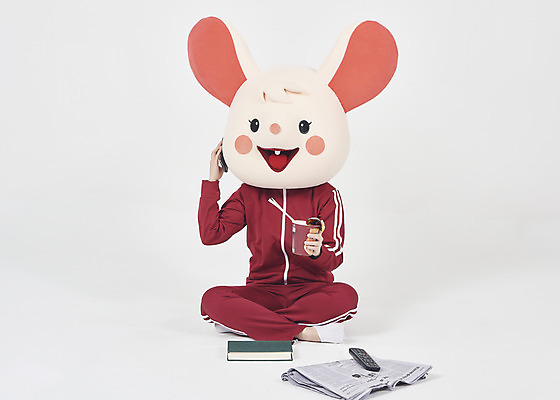 포토 JPG 스튜디오촬영 전신 여자 실내 한명 들기 누끼 앉기 20대 청년 성인 앞모습 책 스마트폰 운동복 귀여움 한국인 라면 신문 쥐띠 리모컨 쥐 실업자 흰배경 청년실업 취업준비생 쥐캐릭터 통화 동물탈 인형탈 컵라면 흰쥐 성인여자한명만 2020년 경자년 국내포토 1 옷 음식 뷰포인트 동물캐릭터 백그라운드 컨셉 모션 사람 동양인 내부 간행물 핸드폰 스마트기기 구직 흰색 십이지신 면류 뉴스 설치류 실업 연도 사회이슈 탈 여자한명만 성인여자만 파일형식