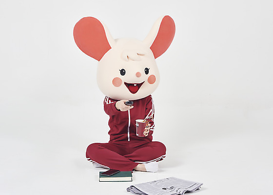 포토 JPG 스튜디오촬영 전신 여자 실내 한명 들기 누끼 앉기 20대 청년 성인 앞모습 책 스마트폰 운동복 귀여움 한국인 라면 신문 쥐띠 리모컨 쥐 실업자 흰배경 청년실업 취업준비생 쥐캐릭터 티비시청 동물탈 인형탈 컵라면 흰쥐 성인여자한명만 2020년 경자년 국내포토 1 옷 음식 뷰포인트 동물캐릭터 백그라운드 컨셉 모션 사람 동양인 내부 간행물 핸드폰 스마트기기 구직 흰색 십이지신 면류 뉴스 설치류 실업 연도 사회이슈 탈 시청_보고들음 여자한명만 성인여자만 파일형식