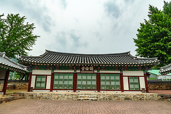 포토 JPG 주간 나무 구름 여행 하늘 한국 풍경 사람없음 야외 여름 관광지 여름풍경 강원도 국내여행 명륜당 명승지 영월 영월향교 국내포토 자연요소 식물 계절 아시아 향교 파일형식 여름_계절