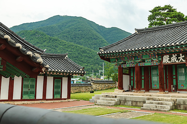 포토 JPG 주간 여행 하늘 산 한국 풍경 사람없음 야외 여름 관광지 여름풍경 강원도 국내여행 명승지 영월 영월향교 대성전 국내포토 자연요소 계절 아시아 성전 향교 파일형식 여름_계절