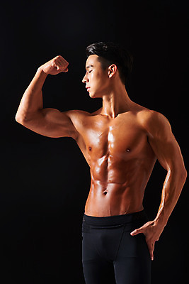 포토 JPG 스튜디오촬영 남자 포즈 다이어트 검은배경 근육 실내 건강 한명 서기 누끼 상반신 20대 성인 앞모습 운동 헬스 주먹 한국인 웨이트트레이닝 보디빌딩 보디빌더 트레이너 바디케어 복근 성인남자한명만 바디프로필 국내포토 1 뷰포인트 백그라운드 모션 사람 동양인 청년 내부 검은색 남자한명만 성인남자만 파일형식