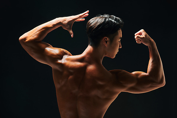 포토 JPG 스튜디오촬영 남자 포즈 다이어트 검은배경 근육 실내 건강 한명 서기 누끼 손짓 상반신 20대 성인 뒷모습 운동 헬스 주먹 한국인 웨이트트레이닝 보디빌딩 보디빌더 트레이너 바디케어 복근 성인남자한명만 바디프로필 국내포토 1 뷰포인트 백그라운드 모션 사람 동양인 청년 내부 검은색 남자한명만 성인남자만 파일형식