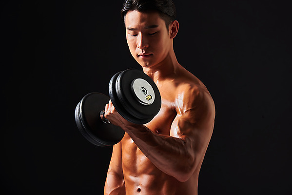 포토 JPG 스튜디오촬영 남자 포즈 다이어트 검은배경 근육 실내 건강 한명 서기 들기 누끼 상반신 20대 성인 옆모습 운동 헬스 아령 한국인 웨이트트레이닝 보디빌딩 보디빌더 트레이너 바디케어 복근 성인남자한명만 바디프로필 국내포토 1 뷰포인트 백그라운드 모션 사람 동양인 청년 내부 검은색 남자한명만 성인남자만 파일형식