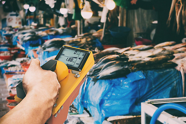 PSD 편집 편집이미지 손 어류 들기 신체부위 3D소스 3D 시장 위험 디지털합성 오브젝트 원자력 방사능 편집소스 방사능측정기 이미지편집 편집3D 컨셉 모션 사람 수중동물 에너지 측정기 파일형식