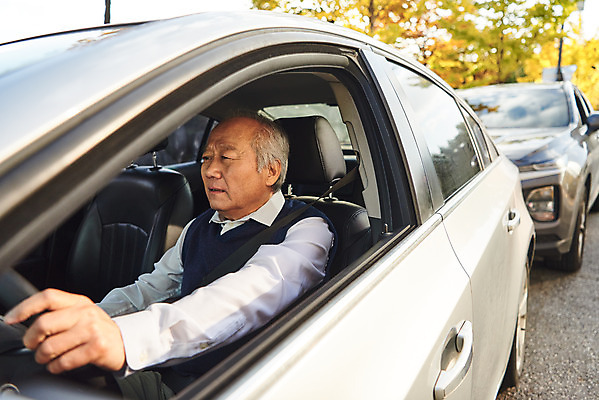 포토 JPG 주간 할아버지 노년 남자 자동차 한명 사람 앉기 상반신 야외 옆모습 실버라이프 운전 한국인 찡그림 교통사고 70대 차안 보험 자동차사고 자동차보험 노인남자한명만 고령운전 국내포토 자연요소 1 라이프스타일 육상교통 뷰포인트 모션 표정 동양인 성인 사건 남자한명만 노인남자만 파일형식