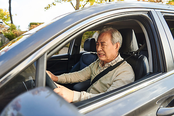 포토 JPG 주간 할아버지 노년 남자 자동차 사람 앉기 상반신 야외 옆모습 실버라이프 운전 한국인 찡그림 교통사고 70대 차안 보험 자동차사고 자동차보험 노인남자한명만 고령운전 국내포토 자연요소 라이프스타일 육상교통 뷰포인트 모션 표정 동양인 성인 사건 남자한명만 노인남자만 파일형식