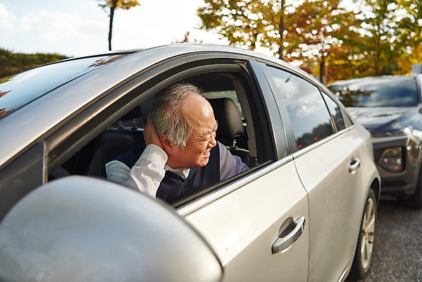포토 JPG 주간 할아버지 노년 남자 자동차 사람 앉기 상반신 야외 앞모습 실버라이프 운전 한국인 찡그림 교통사고 70대 차안 보험 자동차사고 자동차보험 노인남자한명만 고령운전 국내포토 자연요소 라이프스타일 육상교통 뷰포인트 모션 표정 동양인 성인 사건 남자한명만 노인남자만 파일형식
