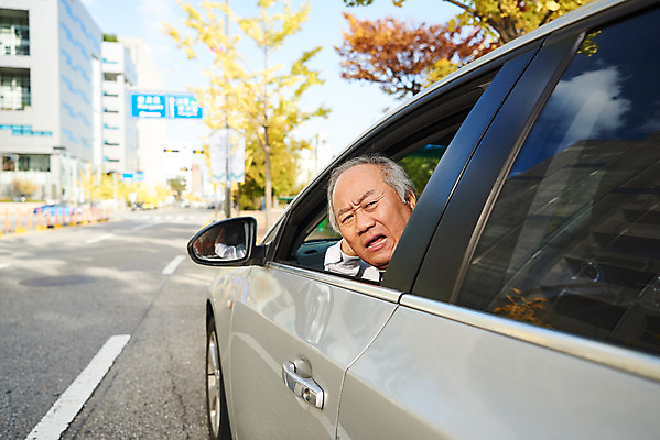 포토 JPG 주간 할아버지 노년 남자 얼굴 자동차 사람 앉기 상반신 야외 실버라이프 운전 한국인 분노 찡그림 교통사고 70대 차안 보험 자동차사고 자동차보험 노인남자한명만 고령운전 국내포토 자연요소 라이프스타일 감정 육상교통 모션 표정 동양인 성인 신체부위 사건 남자한명만 노인남자만 파일형식