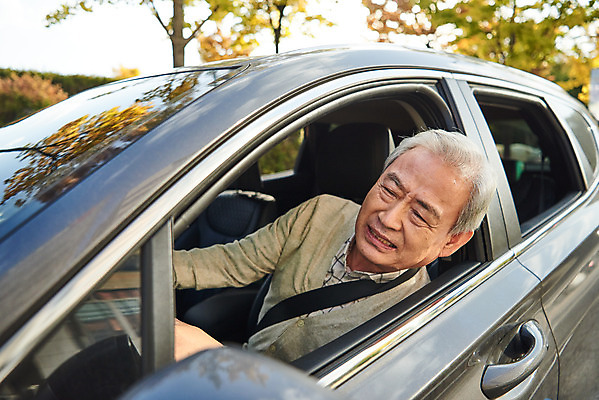 포토 JPG 주간 응시 할아버지 노년 남자 자동차 사람 앉기 상반신 야외 옆모습 실버라이프 운전 한국인 교통사고 70대 차안 보험 자동차사고 자동차보험 노인남자한명만 고령운전 국내포토 자연요소 라이프스타일 시선 육상교통 뷰포인트 모션 동양인 성인 사건 남자한명만 노인남자만 파일형식