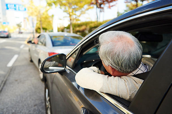 포토 JPG 주간 응시 할아버지 노년 남자 자동차 사람 앉기 상반신 야외 뒷모습 아웃포커스 실버라이프 운전 한국인 교통사고 70대 차안 보험 자동차사고 자동차보험 노인남자한명만 고령운전 국내포토 자연요소 라이프스타일 시선 육상교통 뷰포인트 모션 촬영기법 동양인 성인 사건 남자한명만 노인남자만 파일형식
