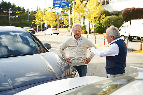 포토 JPG 주간 할아버지 노년 남자 도로 자동차 대화 서기 사람 상반신 야외 두명 앞모습 옆모습 실버라이프 운전 한국인 가리킴 교통사고 싸움 70대 보험 자동차사고 자동차보험 노인남자만 고령운전 국내포토 자연요소 라이프스타일 길 육상교통 뷰포인트 교통시설 모션 말하기 동양인 손짓 성인 사건 남자만 노인만 파일형식