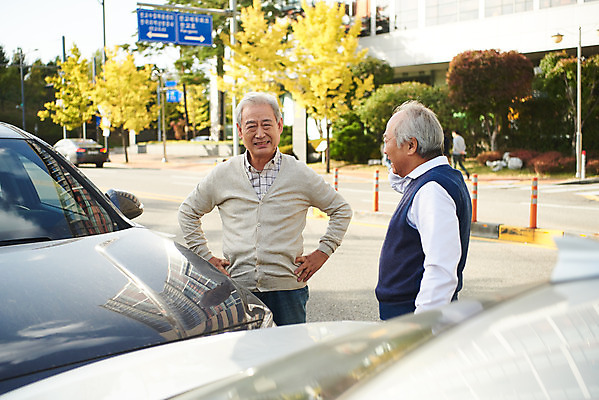 포토 JPG 주간 할아버지 노년 남자 도로 자동차 대화 서기 사람 상반신 야외 두명 앞모습 옆모습 실버라이프 운전 한국인 교통사고 70대 보험 자동차사고 자동차보험 노인남자만 고령운전 국내포토 자연요소 라이프스타일 길 육상교통 뷰포인트 교통시설 모션 말하기 동양인 성인 사건 남자만 노인만 파일형식