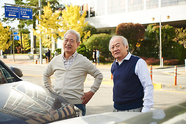 포토 JPG 주간 할아버지 노년 남자 도로 자동차 대화 서기 사람 상반신 야외 두명 앞모습 옆모습 실버라이프 운전 한국인 찡그림 교통사고 70대 보험 자동차사고 자동차보험 노인남자만 고령운전 국내포토 자연요소 라이프스타일 길 육상교통 뷰포인트 교통시설 모션 표정 말하기 동양인 성인 사건 남자만 노인만 파일형식