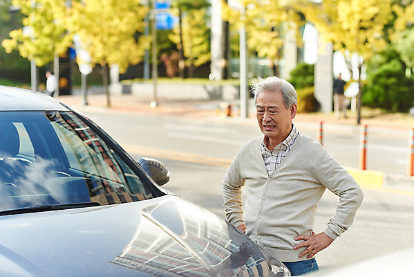 포토 JPG 주간 할아버지 노년 남자 허리손 자동차 한명 서기 들기 사람 상반신 야외 앞모습 실버라이프 한국인 분노 찡그림 교통사고 70대 보험 자동차사고 자동차보험 노인남자한명만 고령운전 국내포토 자연요소 1 라이프스타일 감정 육상교통 뷰포인트 포즈 모션 표정 동양인 성인 운전 사건 남자한명만 노인남자만 파일형식