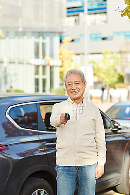 포토 JPG 주간 할아버지 노년 남자 자동차 한명 서기 미소 들기 사람 상반신 야외 앞모습 실버라이프 운전 한국인 즐거움 70대 자동차열쇠 노인남자한명만 반납 고령운전 국내포토 자연요소 1 라이프스타일 감정 육상교통 뷰포인트 모션 열쇠 표정 동양인 성인 남자한명만 노인남자만 파일형식
