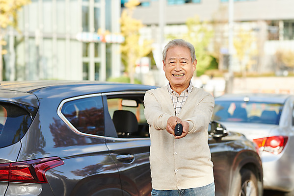 포토 JPG 주간 할아버지 노년 남자 자동차 한명 서기 미소 들기 사람 상반신 야외 앞모습 실버라이프 운전 한국인 즐거움 70대 자동차열쇠 노인남자한명만 반납 고령운전 국내포토 자연요소 1 라이프스타일 감정 육상교통 뷰포인트 모션 열쇠 표정 동양인 성인 남자한명만 노인남자만 파일형식