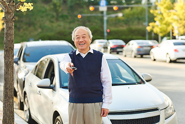 포토 JPG 주간 할아버지 노년 남자 자동차 한명 서기 미소 들기 사람 상반신 야외 앞모습 실버라이프 운전 한국인 즐거움 70대 자동차열쇠 노인남자한명만 반납 고령운전 국내포토 자연요소 1 라이프스타일 감정 육상교통 뷰포인트 모션 열쇠 표정 동양인 성인 남자한명만 노인남자만 파일형식