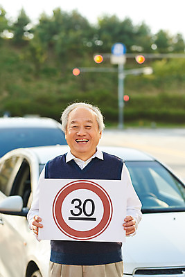 포토 JPG 주간 할아버지 노년 남자 자동차 한명 서기 미소 들기 사람 상반신 야외 앞모습 실버라이프 운전 한국인 즐거움 도로표지판 70대 노인남자한명만 고령운전 국내포토 자연요소 1 라이프스타일 감정 도로 육상교통 뷰포인트 모션 표정 동양인 성인 표지판 남자한명만 노인남자만 파일형식