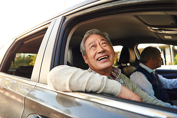 포토 JPG 주간 할아버지 노년 남자 자동차 미소 사람 앉기 상반신 야외 두명 옆모습 실버라이프 드라이브 운전 한국인 즐거움 70대 차안 노인남자만 고령운전 국내포토 자연요소 라이프스타일 감정 육상교통 뷰포인트 모션 표정 동양인 성인 남자만 노인만 파일형식